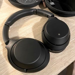 Sony Noise-Cancelling WH-1000XM3 Headphones (LIKE NEW)